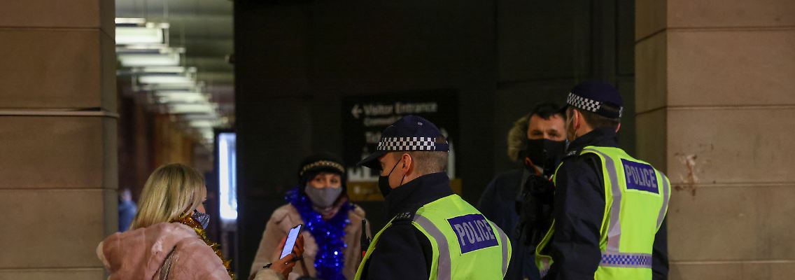 2020-12-31T203312Z_314377287_RC2KYK9E8SVE_RTRMADP_3_HEALTH-CORONAVIRUS-BRITAIN-NEWYEAR-STREETS.JPG
