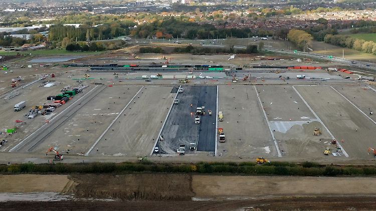 Die Großbaustelle in Ashford, 35 Kilometer von Guston entfernt: Insgesamt gibt es zehn neue Zollanlagen, die London bereits eröffnet hat, noch baut oder plant. Im Juli sollen alle in Betrieb sein. 