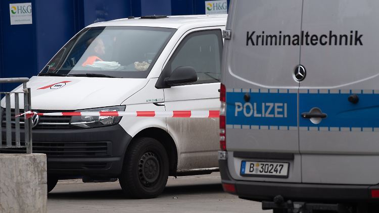 Der ausgeraubte Geldtransporter vor der Ikea-Filiale wird nach Spuren untersucht.