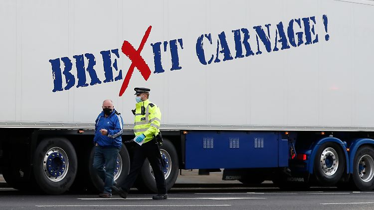 Britische Fischer protestieren gegen eine ausufernde Export-Bürokratie im Zuge des Brexit. Dazu parkten sie mehr als 20 Lieferwagen für Meeresfrüchte mit Protestparolen wie "Brexit-Gemetzel" nahe dem Amtsitz von Premierminister Boris Johnson in der Downing Street.
