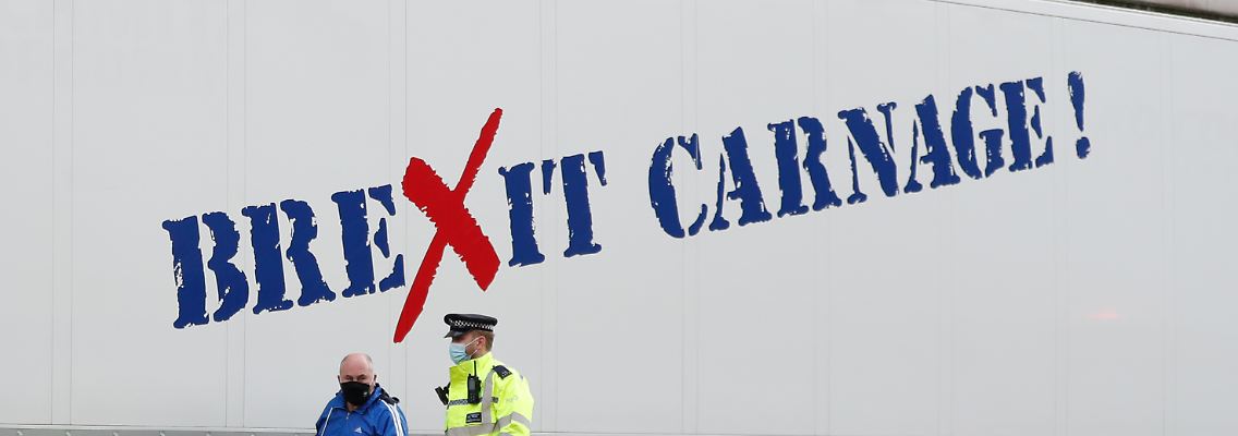 Britische Fischer protestieren gegen eine ausufernde Export-Bürokratie im Zuge des Brexit. Dazu parkten sie mehr als 20 Lieferwagen für Meeresfrüchte mit Protestparolen wie "Brexit-Gemetzel" nahe dem Amtsitz von Premierminister Boris Johnson in der Downing Street.
