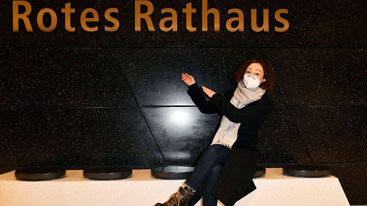 Obacht bei Fototerminen: Eröffnet Berlins Wirtschaftssenatorin Ramona Pop von den Grünen einen neuen U-Bahnhof in der Hauptstadt oder zeigt sie, wohin die Grünen bei der Senatswahl im September wollen?