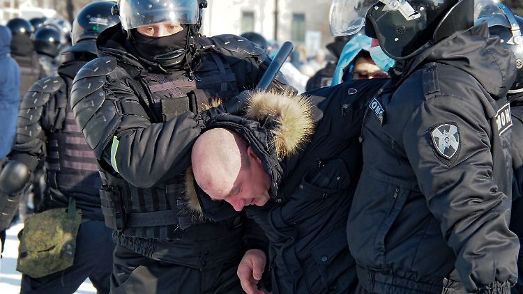 Die Polizei verhaftet einen Mann bei Protesten in Chabarowsk.