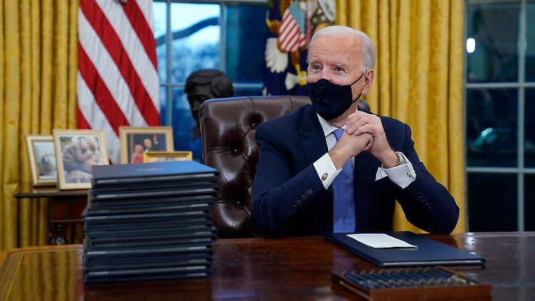 Joe Biden an seinem neuen Arbeitsplatz: dem Oval Office.