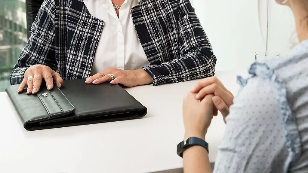 Die-Kundin-ist-ungluecklich-Mit-einfachen-Strategien-behalten-wir-auch-bei-herausfordernden-Gespraechen-im-Beruf-die-Kontrolle