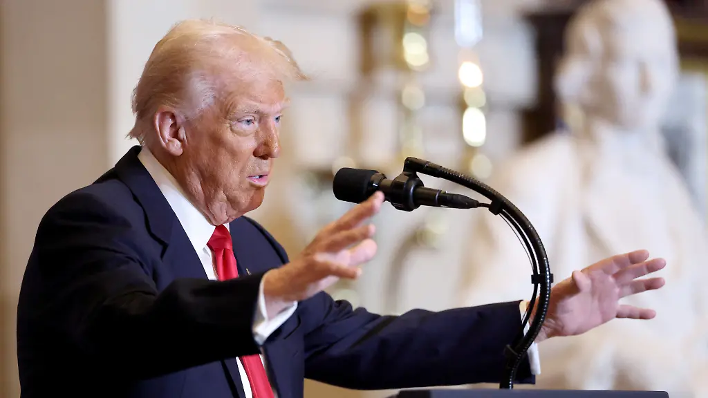 2025-02-06T133542Z-991475735-RC20PCAEWX2J-RTRMADP-3-USA-TRUMP