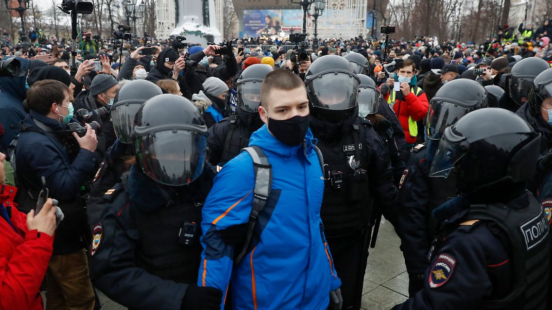 Die Polizei ist mit einem riesigen Aufgebot im Moskauer Stadtzentrum. Auch dort gibt es Festnahmen.