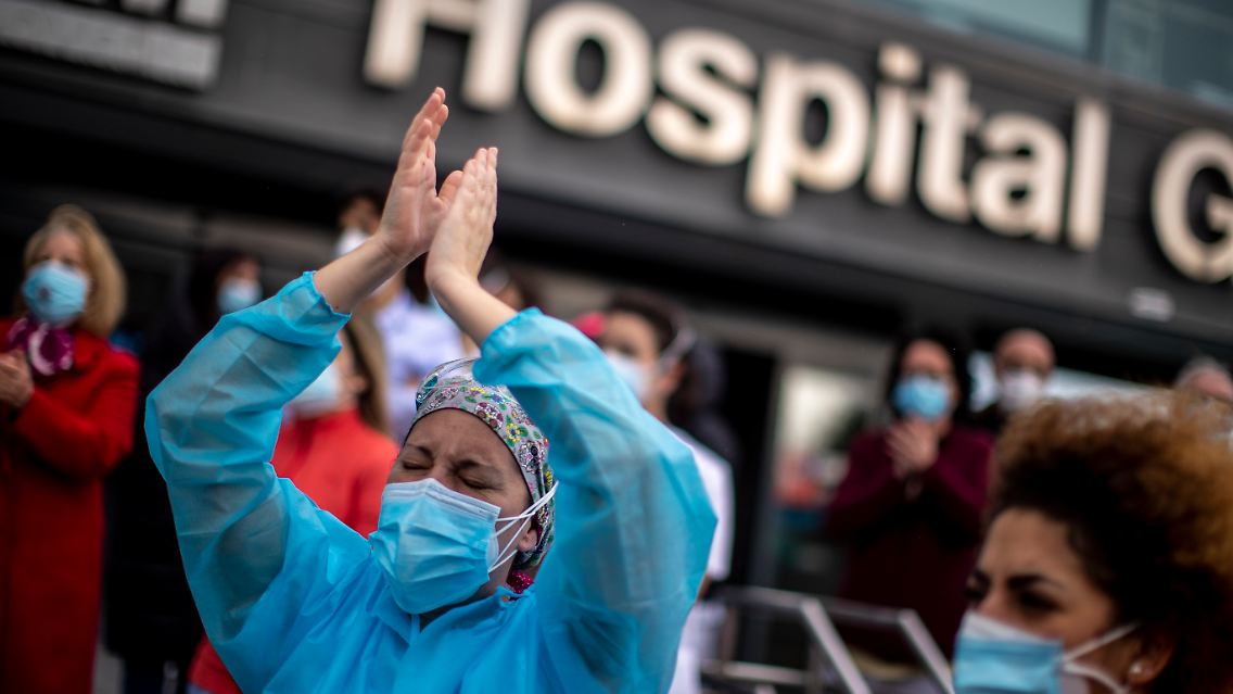 Mitarbeiter eines Krankenhauses in Madrid protestieren gegen ihre Überlastung.