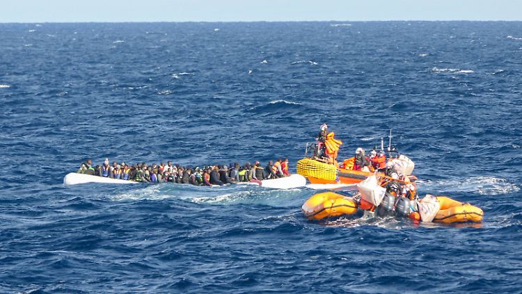 Die "Ocean Viking" hat bei drei Einsätzen in den vergangenen Tagen beinahe 400 Menschen aufgenommen (undatierte Aufnahme von SOS Méditerranée).