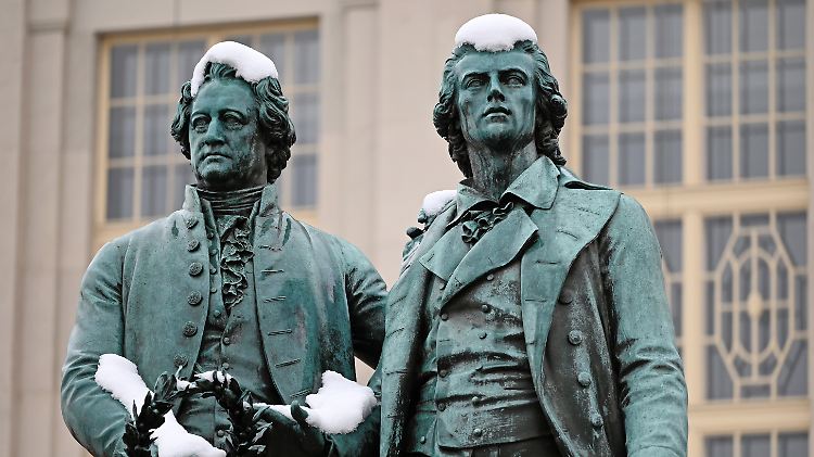 Der Kolumnist würde auch nicht gleich auf einem Denkmal bestehen, im Bild Goethe und Schiller.