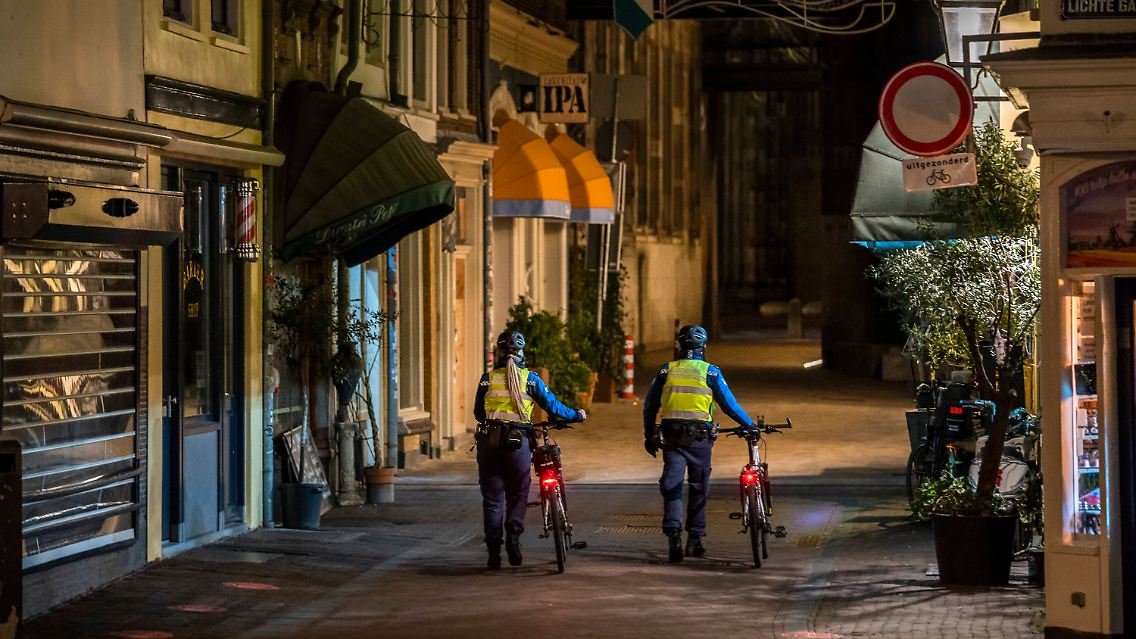 Kontrolle in der nächtlichen Innenstadt von Utrecht: Verstöße gegen die Sperrstunden kosten 95 Euro.