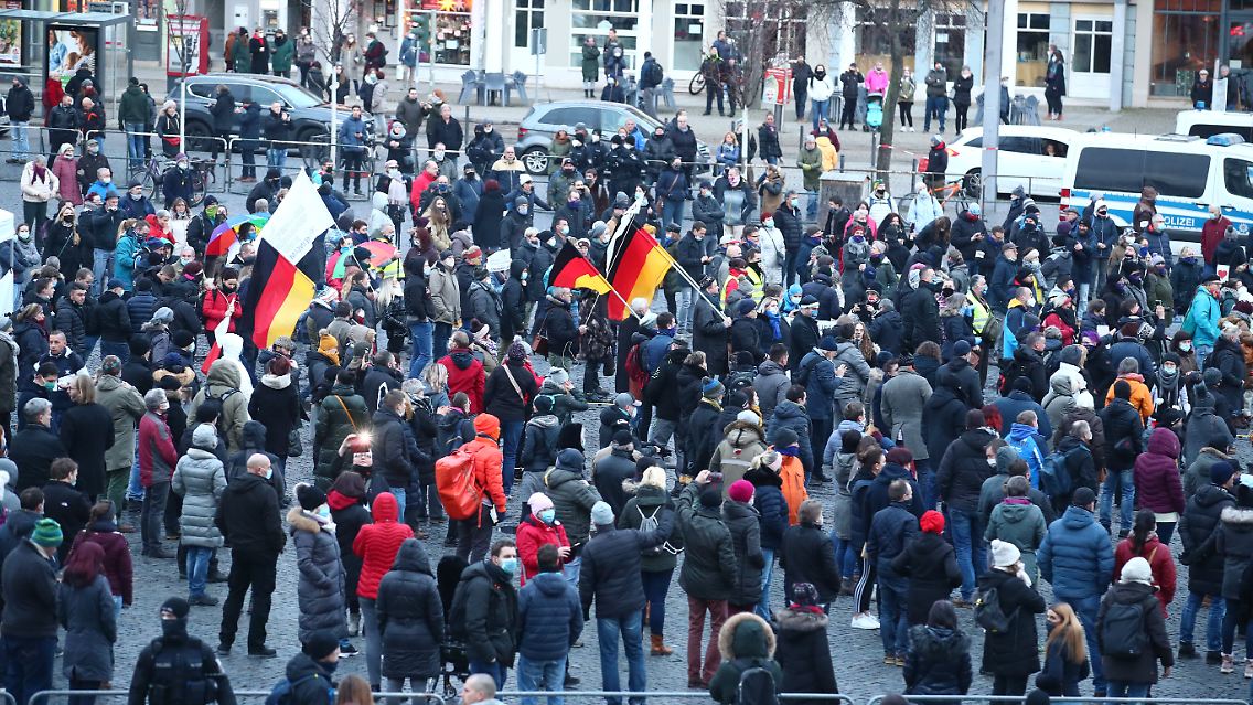 Teilnehmer der Demonstration "Thüringen steht zusammen" in Erfurt.