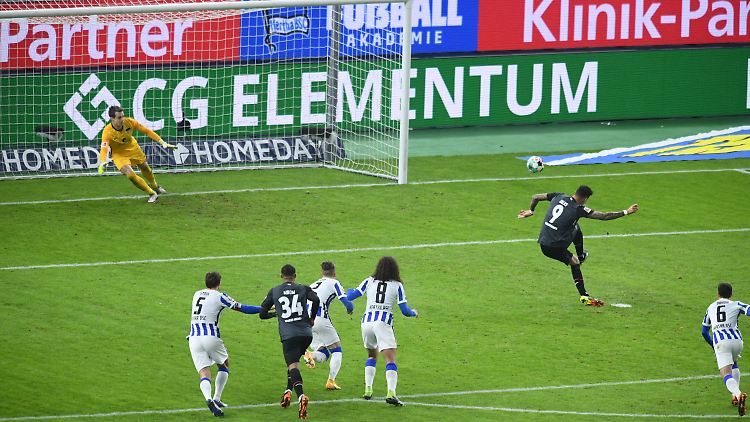 Selke verwandelt den Elfer zum frühen 1:0 für die Bremer.