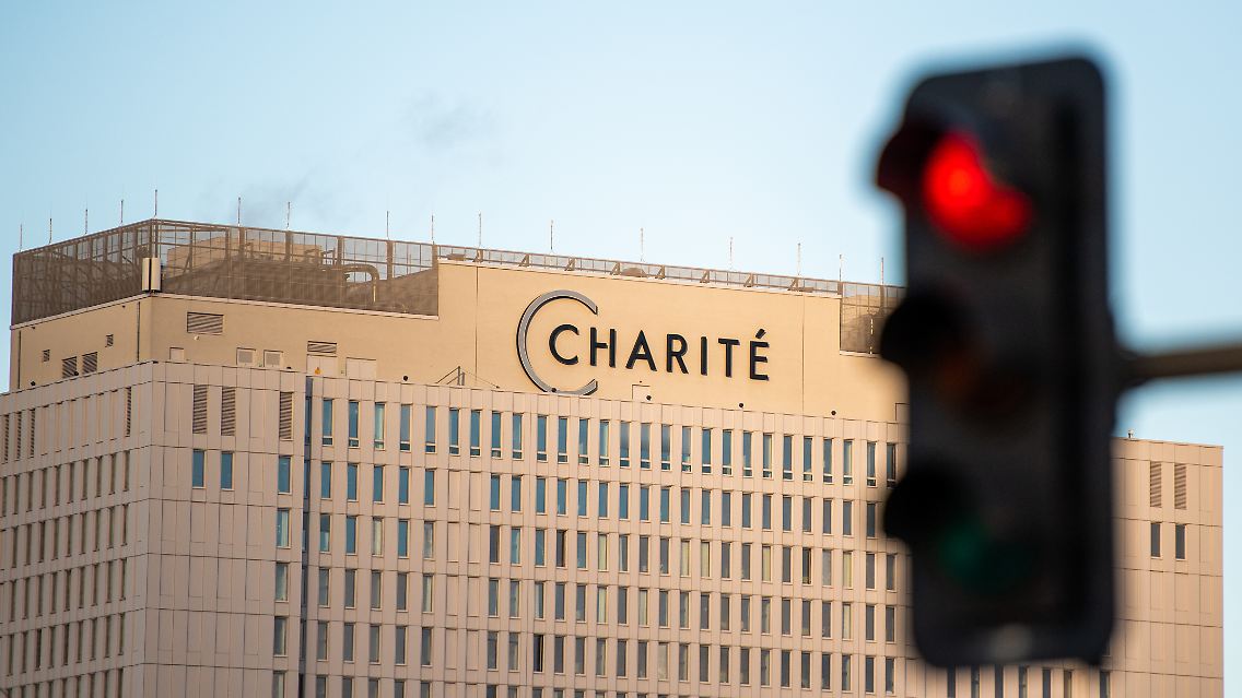 Auch bei den belegten Intensivbetten steht die Berliner Corona-Ampel auf Rot.