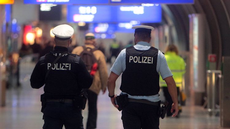 Bundespolizisten bei einem Kontrollgang am Frankfurter Flughafen.