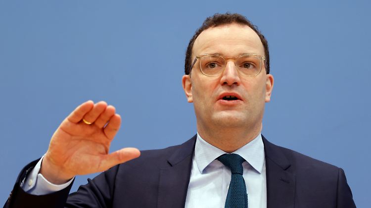 "Sie wirken wie eine passive Impfung", sagt Spahn über die Antikörper des neuen Medikaments. 