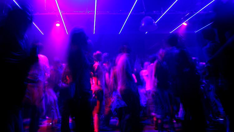 Viele Menschen können es kaum abwarten, wieder in einem Club zu tanzen.