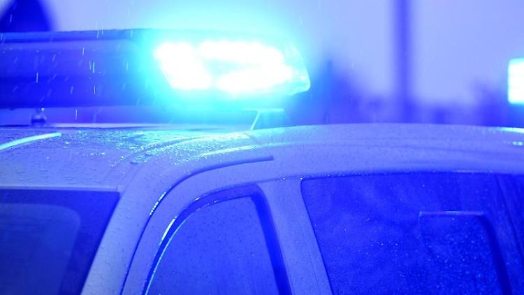 Die Spuren endeten an einem Tunnel im Wald. Dort nahmen die Beamten die Männer fest.