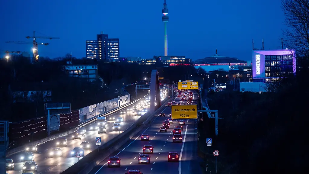 Die-vielbefahrene-B1-in-Dortmund-ist-am-Donnerstagabend-wegen-der-Entschaerfung-von-zwei-Bomben-Blindgaengern-zeitweise-voll-gesperrt-worden