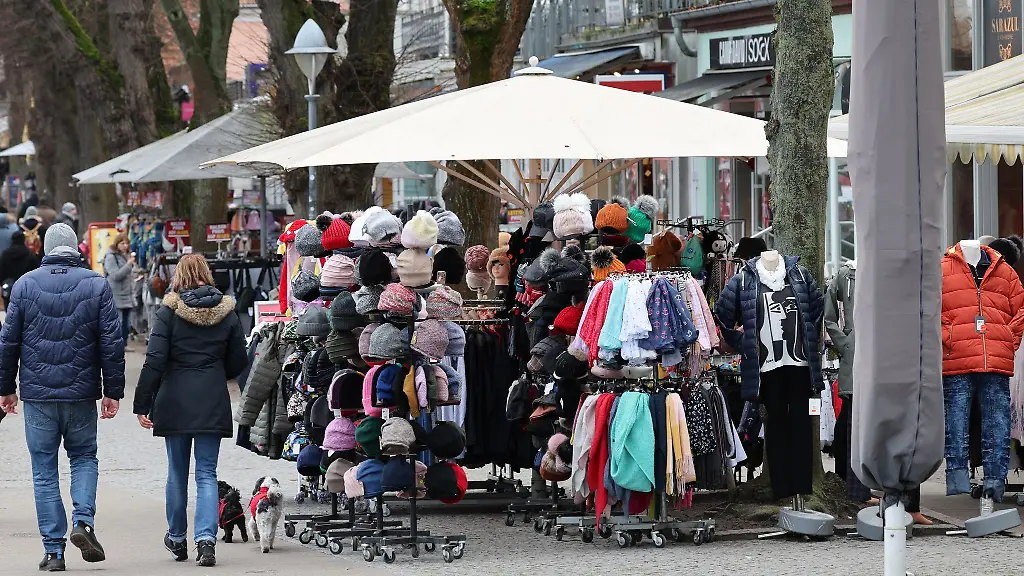 Flanieren-am-Alten-Strom-in-Warnemuende-Auch-dort-hoffen-die-Haendler-auf-mehr-Moeglichkeiten-auch-sonntags-zu-oeffnen