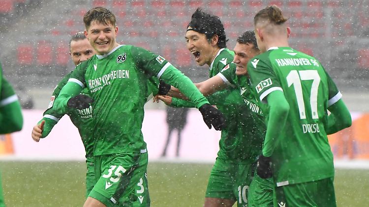 Gute Laune dank Schnee und fünf Toren gegen Nürnberg.