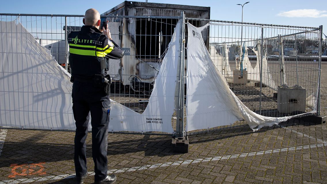 Testanlage abgebrannt: Die Polizei dokumentiert den Schaden.