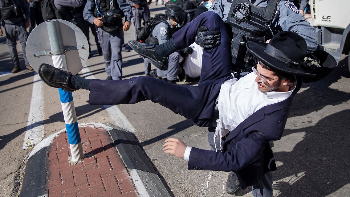 In Jerusalem und Aschdod geraten junge Orthodoxe mit der Polizei in Konflikt.