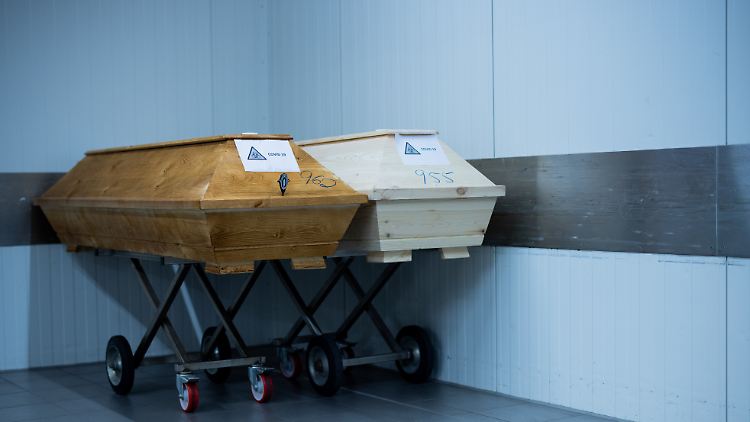 Wieso die beiden Corona-Erkrankten vor ihrem Tod nicht versuchten, jemanden anzurufen, ist unklar.