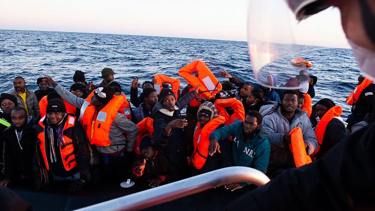 Die "Ocean Viking" bringt die Menschen nach Italien.