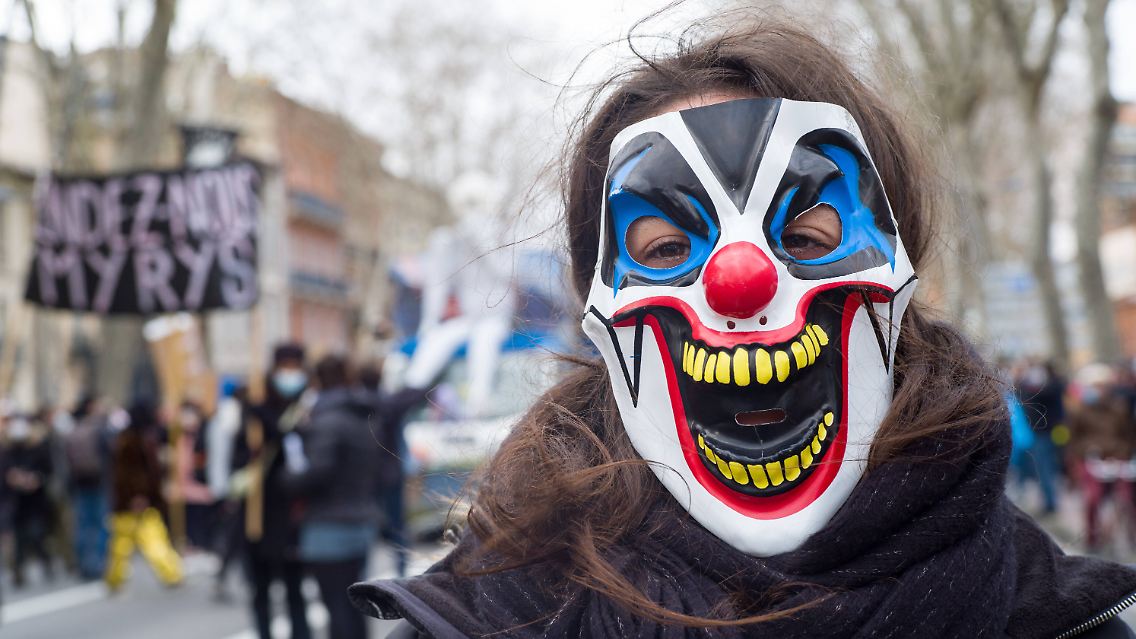 Demonstranten fordern am Sonntag in Toulouse mehr Freiheit. Danach sieht es zur Zeit allerdings nicht aus.