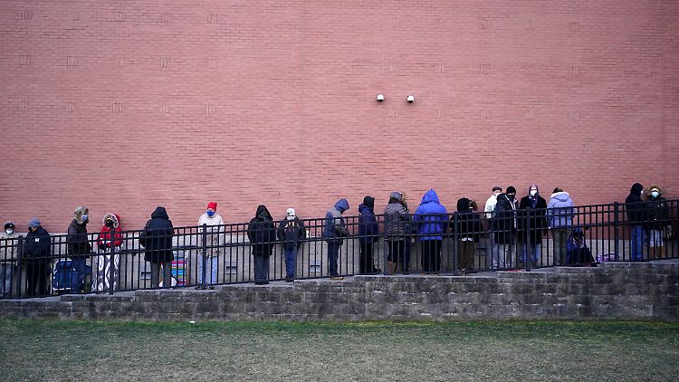 Schlange vor einem Impfzentrum in Paterson im US-Bundesstaat New Jersey.