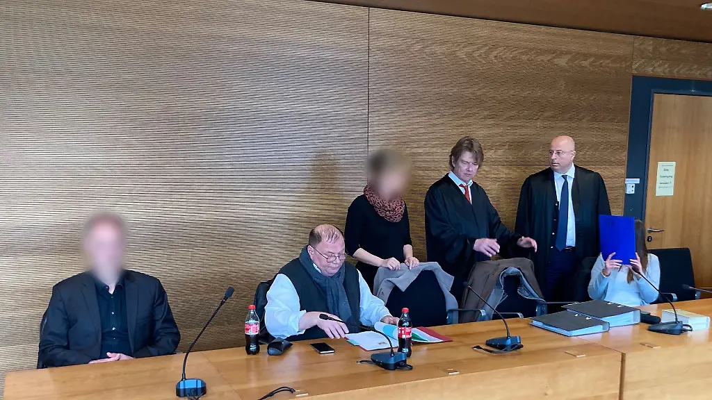 Die-damals-noch-drei-Angeklagten-mit-ihren-Anwaelten-beim-Prozess-am-Amtsgericht-Waren