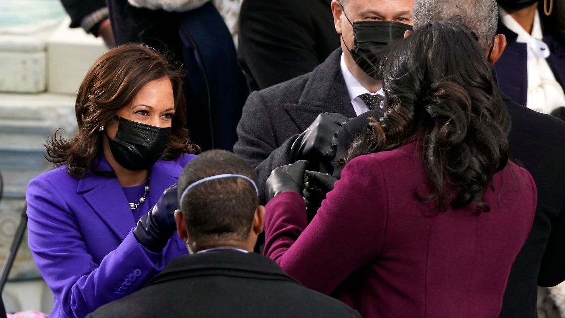 … das Lila bei Clinton, Obama und Harris als Symbol der Einheit, weil es aus der Mischung des Blau der Demokraten und des Rot der Republikaner entsteht. Zudem wurde Lila oft im Kampf für das Frauenwahlrecht in den USA eingesetzt.
