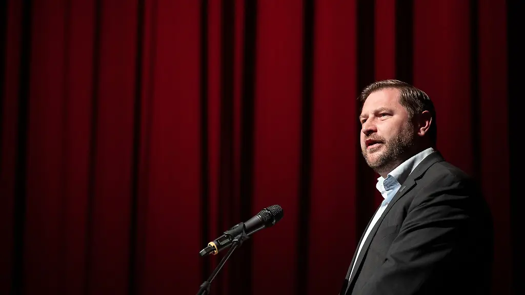 Die-Staatsanwaltschaft-ermittelt-wegen-Anstiftung-zur-Untreue-gegen-den-Solinger-Oberbuergermeister-Tim-Kurzbach-der-weist-die-Vorwuerfe-zurueck