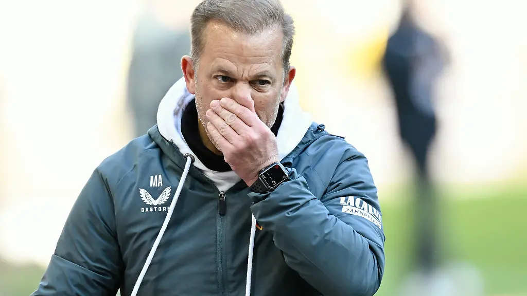 Rotsperre-in-Berlin-Kaiserslauterns-Trainer-Markus-Anfang