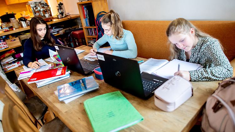 Im Lockdown sind viele Wohnzimmer zu Lernorten geworden.