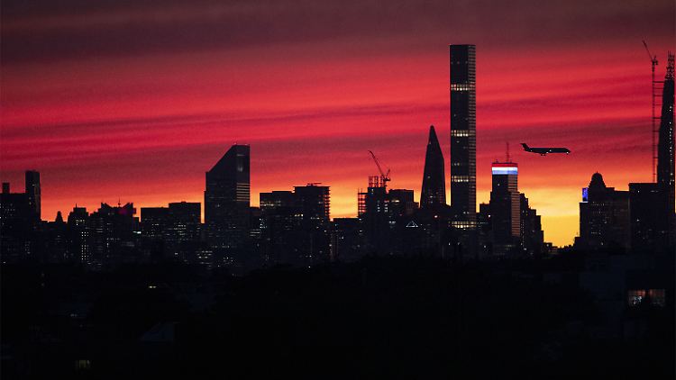 Flugzeug am Himmel über New York: Für die Studie untersuchten Wissenschaftler Flüge zwischen London und New York im Winter 2019/2020.