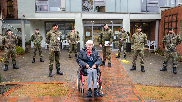 Zur Zeit helfen Soldaten der Bundeswehr in den Pflegeheimen aus. Freiwillige sollen sie dann ersetzen.