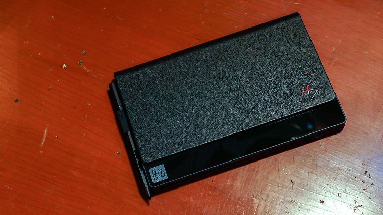 Zusammengeklappt mit eingelegter Tastatur sieht das Thinkpad X1 Fold wie ein in Leder gebundenes Notizbuch aus.