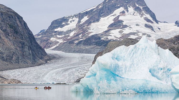 Schmelzender Eisberg in Kanada: das weltweite Eisvolumen nimmt ab.