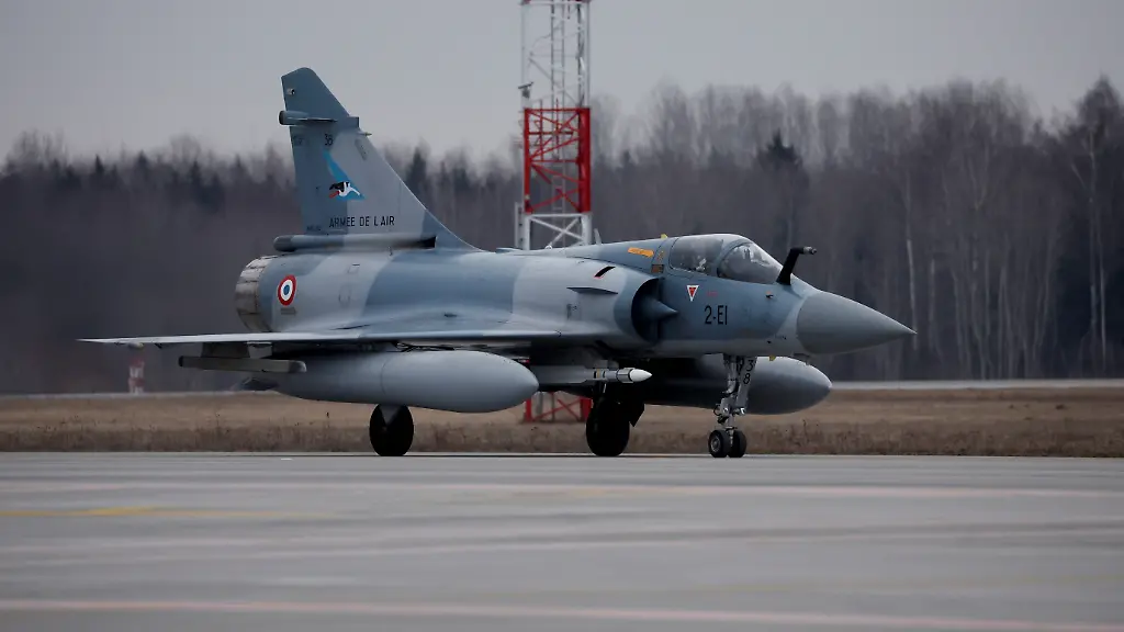 2022-03-18T193021Z-2007253476-RC235T9UML54-RTRMADP-3-UKRAINE-CRISIS-ESTONIA-FRANCE