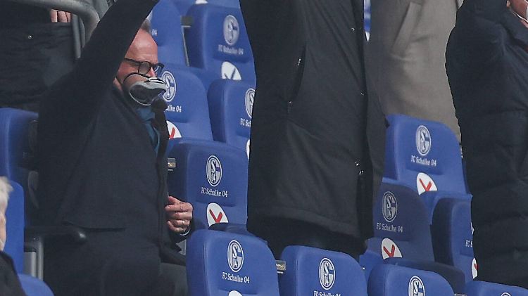Auch die neue Maske konnte das Beschlag-Problem von Karl-Heinz Rummenigge nicht lösen.