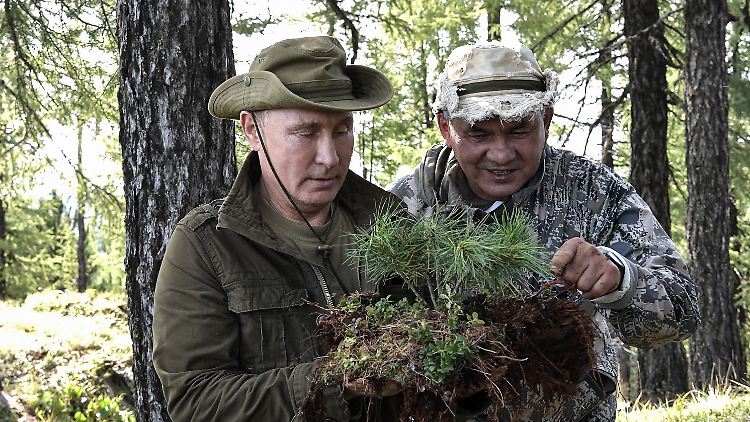 Putin und Verteidigungsminister Sergej Shoigu vor zweieinhalb Jahren in Sibirien.