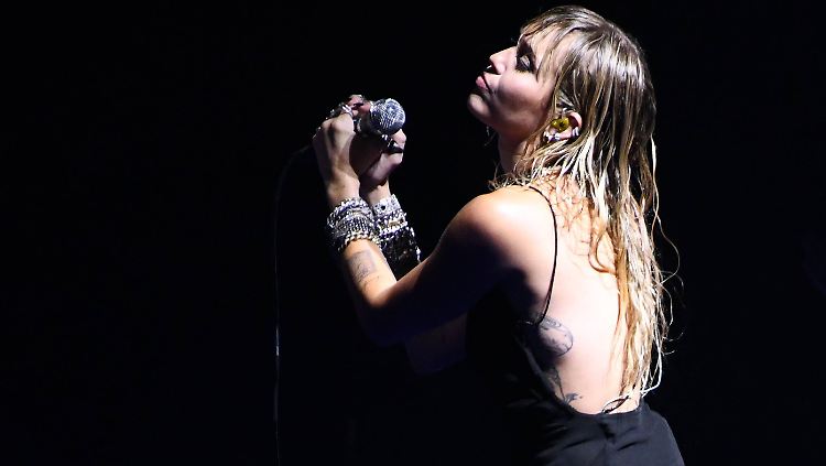 Bei ihrem Auftritt dürften die Ehrengäste doch ins Schwitzen geraten: Miley Cyrus.