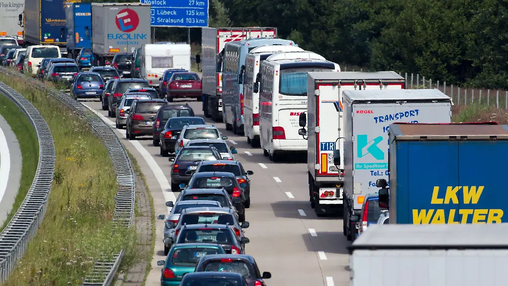 Auch-2024-standen-die-Autofahrer-wieder-viele-Stunden-im-Stau