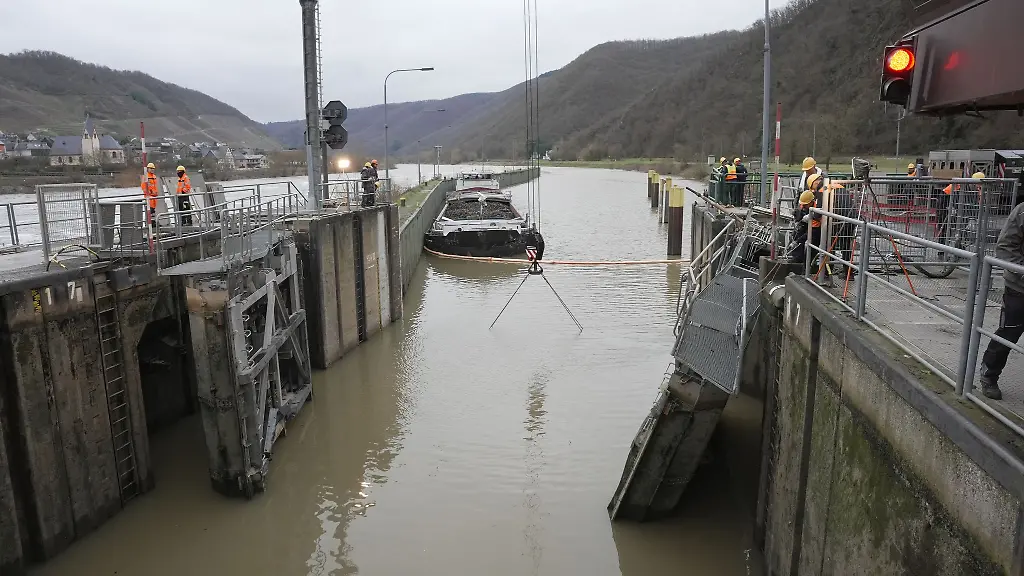 Ungebremst-ist-das-Schiff-laut-Staatsanwaltschaft-in-das-Tor-gefahren