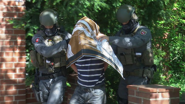 Der 53-jährige Angeklagte hielt sich im Haus seiner Mutter in Niedersachsen versteckt. Dort wurde er Anfang Mai 2020 auf dem Dachboden hinter Kisten gefasst.