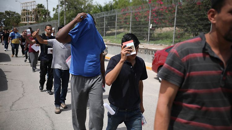 Texas schickt Migranten auch weiterhin zurück nach Mexiko, der Abschiebestopp der Biden-Regierung wird vorübergehend ausgesetzt.
