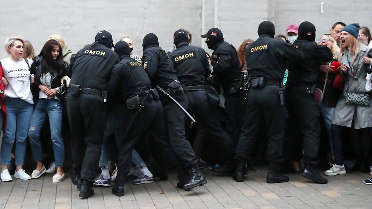 Die Sicherheitskräfte in Belarus gehen mit hoher Brutalität gegen Demonstrierende vor.
