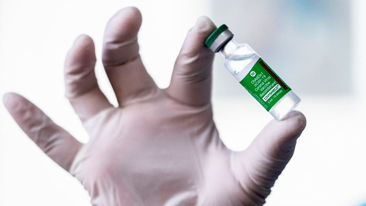 In Großbritannien wird das Vakzin von Astrazeneca schon verimpft, in der EU ist es noch nicht zugelassen.